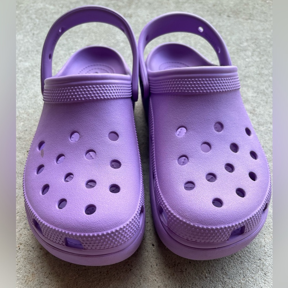 🚫SOLD… CROCS Lavender Clogs platform women’s size 9.